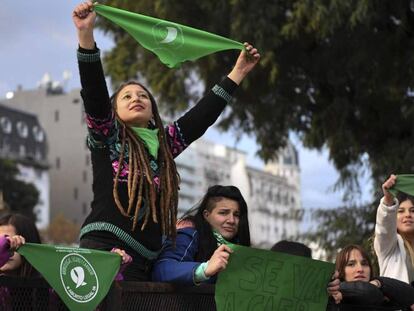 Jovens a favor do aborto legal diante do Congresso argentino