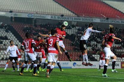 La defensa del Nàstic despeja un balón.