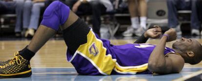 Kobe Bryant, en el suelo tras una caída durante el último partido contra los Jazz.