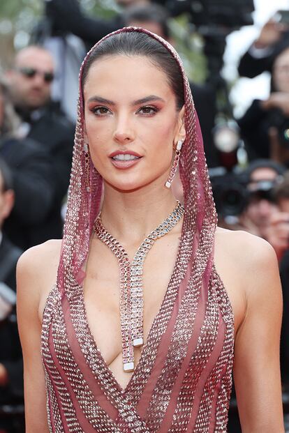 Alessandra Ambrosio completó su estilismo con un impresionante collar con pendientes a juego.