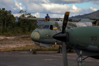 Un hombre yanomami se sienta sobre uno de los aviones de la Fuerza Aérea que han llevado asistencia a Tierra Yanomami, en el aeródromo de Surucucu, el 28 de enero.