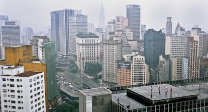 Um grupo de garotos joga um partido sobre um arranha-céu de São Paulo em 1997.