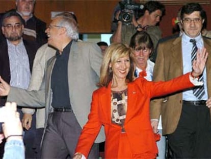 José Borrell, con Rosa Díez y Patxi Lópéz, anoche en un mitin electoral en Vitoria.