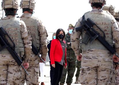 La ministra de Defensa, Margarita Robles, durante su visita este lunes a la Brigada Aragón I, en Zaragoza.