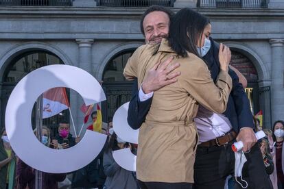 Bal abraza a la líder del partido de Ciudadanos, Inés Arrimadas, durante el acto de inicio de campaña en la plaza de Ópera en Madrid.