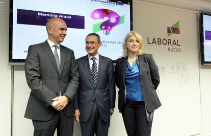 Presentación en Laboral Kutxa de la memoria de Gaztenpresa, con el consejero Angel Toña en el centro.