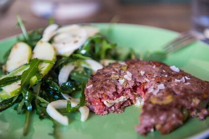 La mágica hamburguesa rellena. / AINHOA GOMÀ