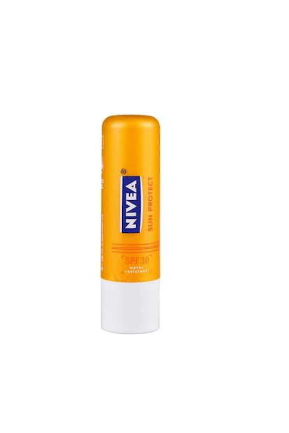 No olvides cuidar tus labios también en verano. Lo mejor es llevar siempre un protector labial en el bolso o neceser. La firma de cosmética Nivea te propone éste con protección solar 30, que además es resistente al agua.