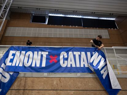 Un operario desmonta una pancarta electoral de la candidatura de Carles Puigdemont.