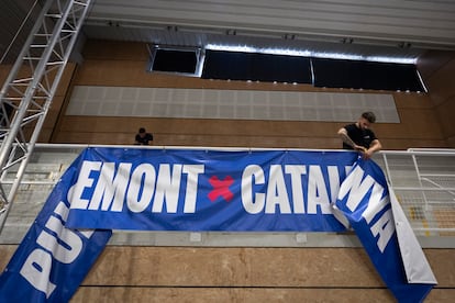 Un operario desmonta una pancarta electoral de la candidatura de Carles Puigdemont.