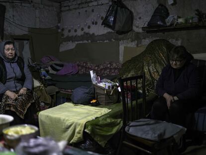 Dos mujeres ucranias en un búnker de Pospasna, en la zona más atacada por las fuerzas rusas, el 14 de abril.