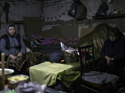 Dos mujeres ucranias en un búnker de Pospasna, en la zona más atacada por las fuerzas rusas, el 14 de abril.