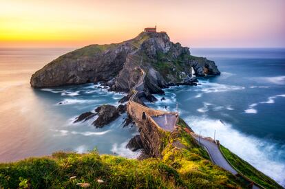 San Juan de Gaztelugatxe, cerca de Bermeo, ha multiplicado su atractivo tras la aparición en 'Juego de tronos': en la serie lo llaman 'Dragonstone' ('Rocadragón' en castellano).