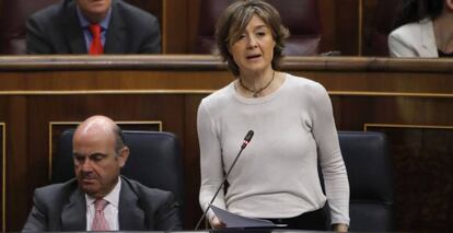 La ministra de Agricultura, Isabel García Tejerina, junto al ministro de Economía, Luis de Guindos, en el Congreso