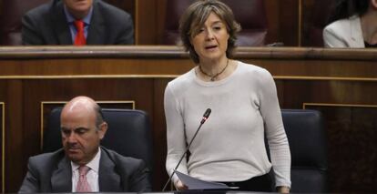  La ministra de Agricultura, Isabel Garc&iacute;a Tejerina, junto al ministro de Econom&iacute;a, Luis de Guindos, en el Congreso