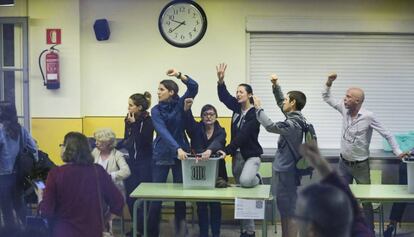 Els voluntaris defensen l&#039;urna quan arriba la policia a l&#039;escola Ramon Llull.