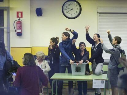 Els voluntaris defensen l&#039;urna quan arriba la policia a l&#039;escola Ramon Llull.