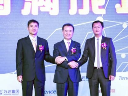 Desde la izquierda: Robin Li, de Baidu, con Wang Jailin, de Wanda, y Ma Huanteng, de Tencent
