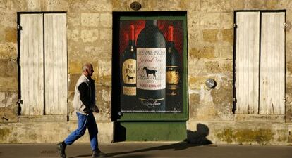 Publicidad de un vino de Saint-Emilion, en Burdeos, Francia