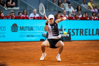 I. Swiatek resta una bola en posición acrobática.