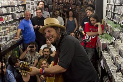 Un momento de la actuación de Wilco en la tienda Discos Revólver.