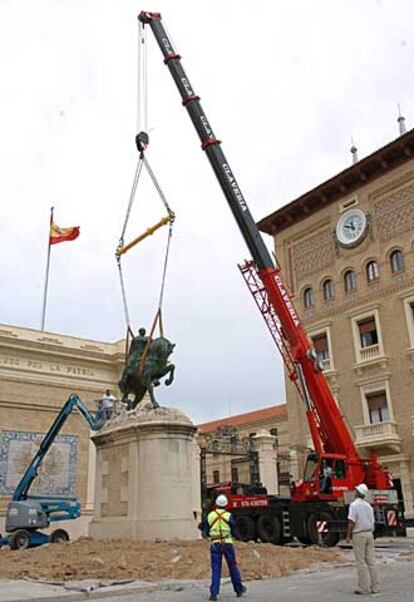 Una grúa comienza a retirar la estatua del general Francisco Franco de la Academia General Militar de Zaragoza.