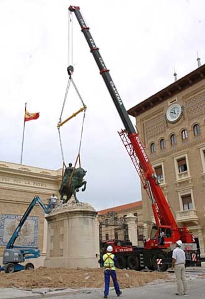 Una grúa comienza a retirar la estatua del general Francisco Franco de la Academia General Militar de Zaragoza.