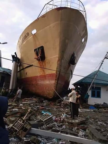 Los aldeanos observan un barco arrastrado a tierra por el tsunami en Palu, el 29 de septiembre.