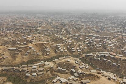 Vista aérea do campo de refugiados rohingya em Cox’ s Bazar, Bangladesh.