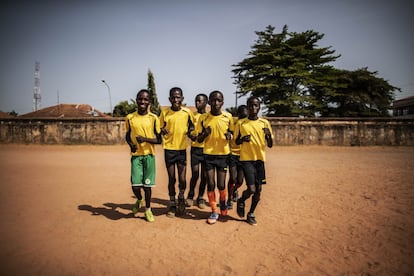 La pobreza infantil está muy extendida en Guinea Bissau. Según el Índice de Pobreza Multidimensional de Unicef, el 75% de menores de 18 años sufre más de tres privaciones graves como no tener acceso a saneamiento o una vivienda con techo y suelo pavimentado. Más del 77% con menos de 14 fueron víctimas de violencia familiar y el trabajo infantil