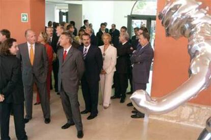 El Rey, durante su visita a la exposición 'Barrocos y Neobarrocos. El infierno de lo bello'.