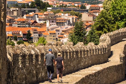 Visitantes en el castillo medieval de la localidad portuguesa de Bragança, a unos 20 kilómetros de Rio de Onor.
