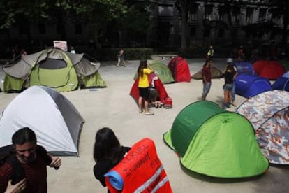 Unos indignados acampan en el Paseo del Prado.