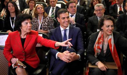 GRAF7463. MADRID, 13/11/2018.- El jefe del Ejecutivo, Pedro Sánchez, junto a la ministra Educación, Isabel Celaá (i), y la de Trabajo, Magdalena Valerio (d), durante la inauguración del Encuentro Futuro+Progreso+FP, esta mañana en el museo del Prado . EFE/Chema Moya