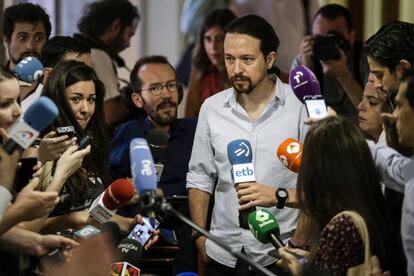 El l&iacute;der de Podemos, Pablo Iglesias antes de lareuni&oacute;n del Consejo Ciudadano.