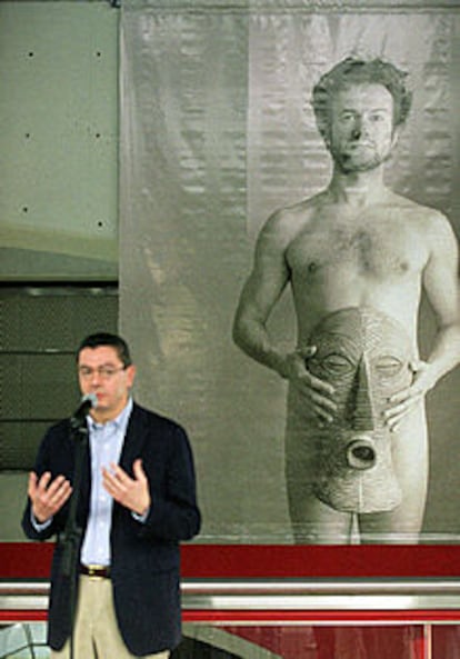 Alberto Ruiz-Gallardón, ante un retrato de Tristán Ulloa.