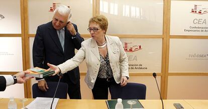 Santiago Herrero y Carmen Mart&iacute;nez Aguayo, esta ma&ntilde;ana en la CEA.