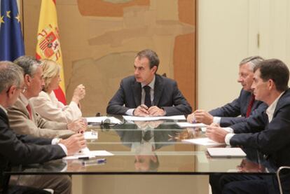 El presidente del Gobierno escucha a la ministra de Economía, Elena Salgado, en la reunión extraordinaria convocada ayer en La Moncloa.