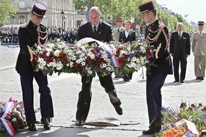 Chirac deposita una corona de flores en la tumba del soldado desconocido, bajo el parisiense Arco del Triunfo.