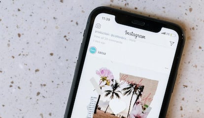 Teléfono con una pantalla de la aplicación de Instagram