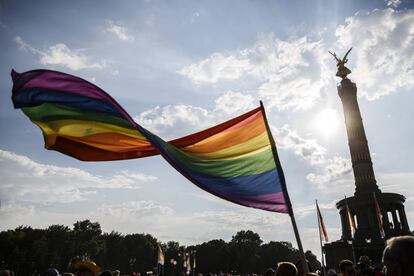 Participantes en las marchas del Orgullo en Berlín, a su paso por la Columna de la Victoria, en 2018.