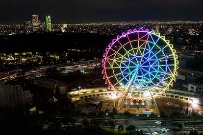 La Rueda de la Fortuna Aztlán, en el parque, encendida la noche del 5 de septiembre de 2023.