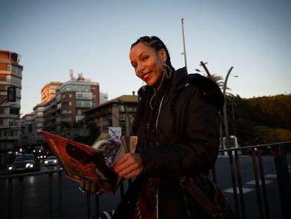 Alejandra Salmerón Ntutumu, autora de 'Las Hermanas Mangue y cuentos infantiles africanos' con curiosidades sobre África, el pasado diciembre en Murcia.