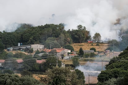 Vista del incendio que se ha declarado este martes en Dozón, Pontevedra.