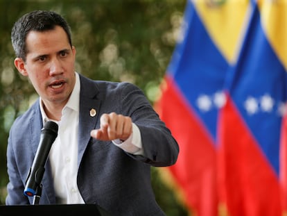 El líder opositor venezolano Juan Guaidó habla con los medios en Caracas, el 9 de abril de 2021.