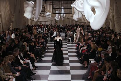 Una modelo durante el desfile de Alta Costura de Dior (primavera-verano 2018), presentado hoy en París (Francia).