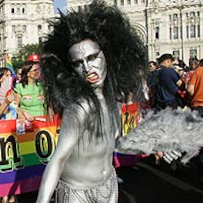 Uno de los asistentes, rodeados de público en la concentración de ayer en Madrid.