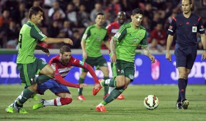 Rubén Pérez cae Pablo Hernández. 