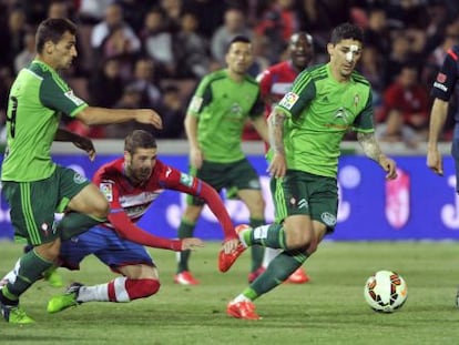 Rubén Pérez cae Pablo Hernández. 