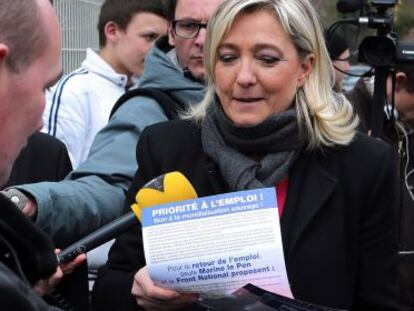Le Pen reparte panfletos en una fábrica amenazada de cierre en el noroeste del país.
